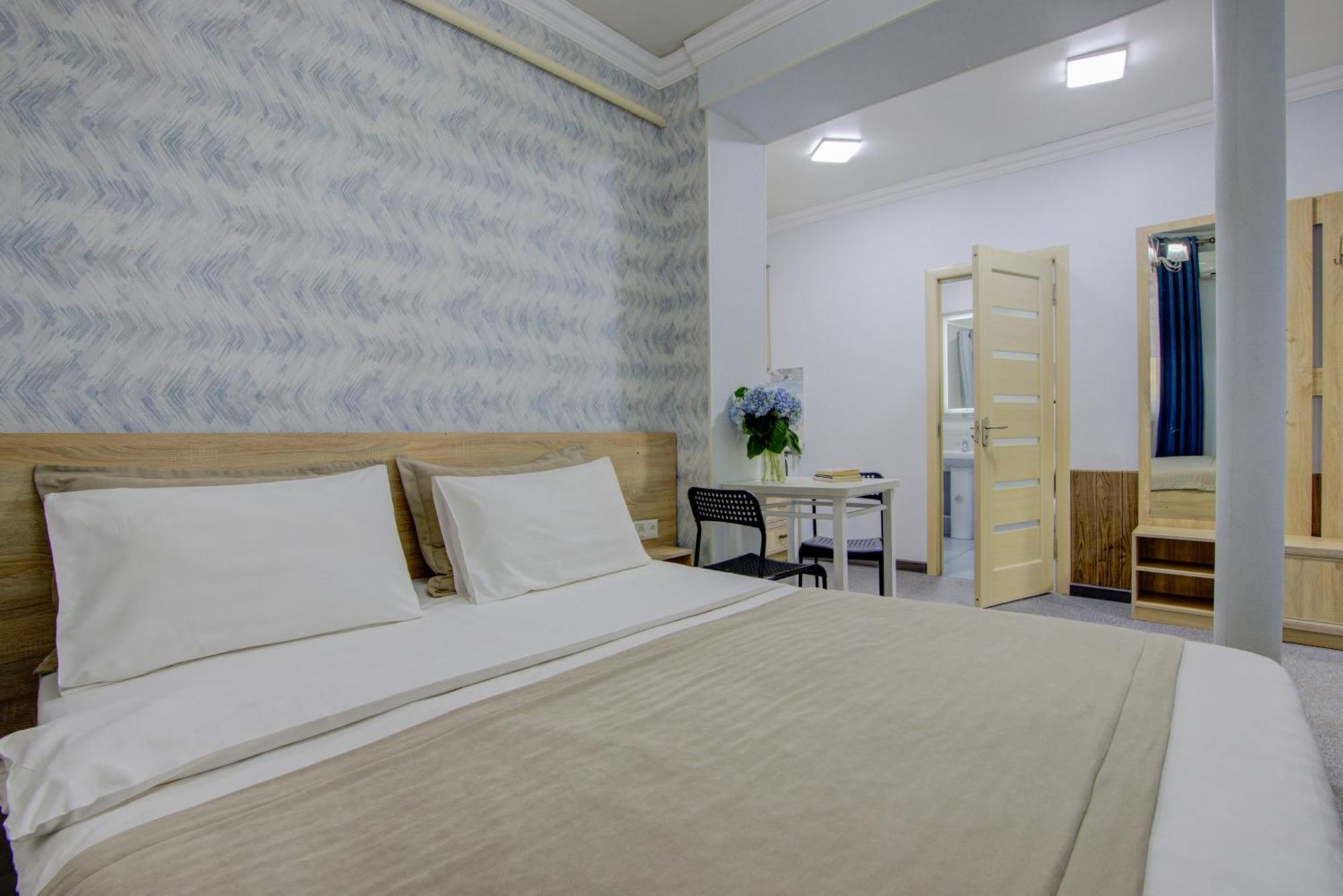 Viva Hotel Bishkek Exteriör bild